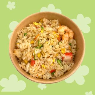 Riso saltati con verdure e frutti di mare