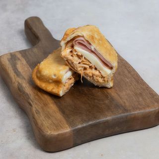 Pastelito de Pollo, jamón y queso