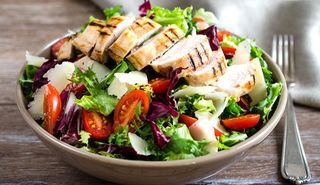 Sałatka z grillowanym kurczakiem