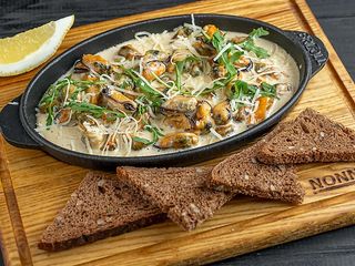 Пательня з мідіями вершковому соусі (360 г)