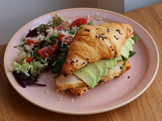 Круасан фітнес з курячим філе сувід