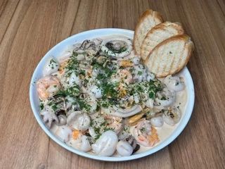 Мікс морепродуктів у вершковому соусі та карафа ігристого вина у подарунок (870/40g)