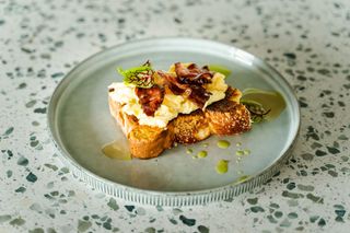 Tost kanadyjski z grillowanej chałki domowej