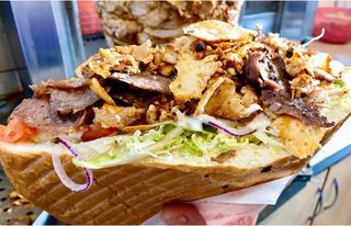 Kebab w bułce z kurczakiem Mega Sułtan