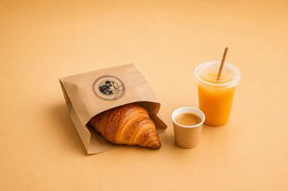 French breakfast - croissant, bevanda e succo