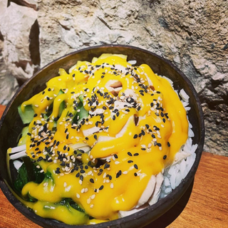 Poke Pollo con Piña