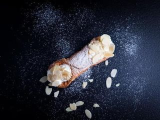 Holy Cannoli cu Fulgi de Migdale