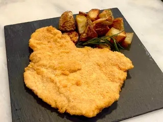 Cotoletta di pollo alla milanese con patate al forno