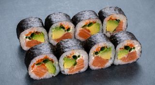 Рол футомакі з лососем та тобіко