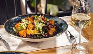 ორაგულის სალათი ავოკადოთი