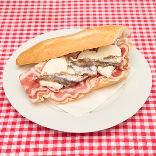 Panino con pancetta, mozzarella e acciughe
