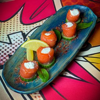 Міні-рулетики з сьомгою