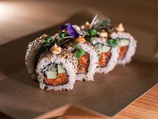 Рол Каліфорнія з лососем (spicy)