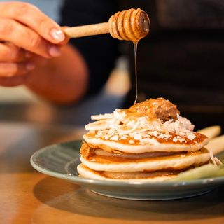 Sumo Natural, Panquecas com 2 Toppings, Tosta e Capuccino