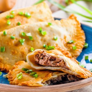 Чебурек мʼясо та сир