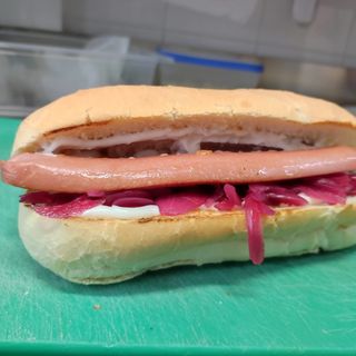 Panino con wurstel e cipolla caramellata