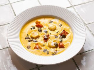 KREM Z DYNI Z MINI RAVIOLI Z KOZIM SEREM