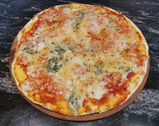 პიცა ოთხი ყველით