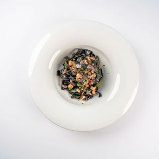 Tagliatelle nero z owocami morza