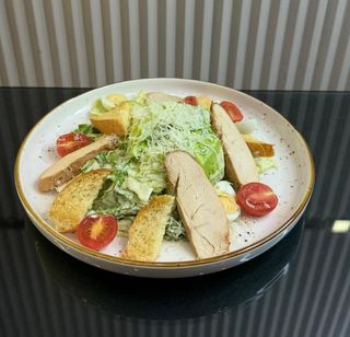 Салат цезарь с курицей