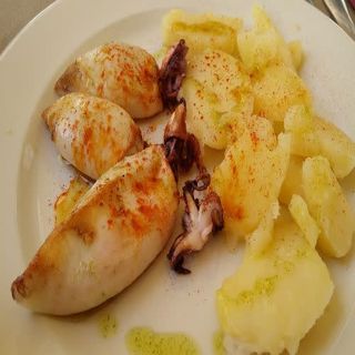 Chipirones A La Plancha Con Patata Torneada  Cebolla