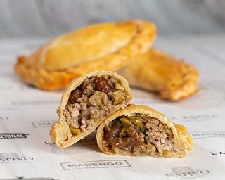 Empanada criolla, carne mixta y olivas verdes