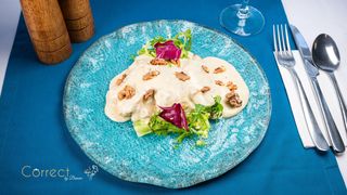 Pui crocant cu gorgonzola, ciuperci si nuci