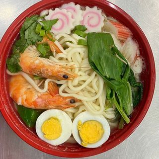Ramen con gamberi e uova