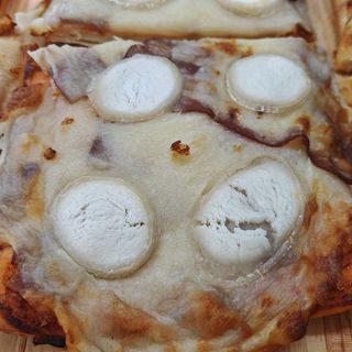 Pizza Rústica con queso de cabra y bacon (Porción)