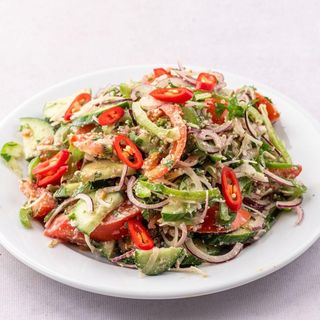 Sałatka Gruzińska z orzechami