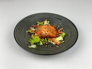 Teppanyaki di filetto di salmone alla griglia in salsa teriyaki