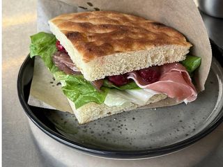 Фокача сендвіч з хамоном