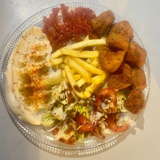 Shish Taouk De Pollo Con Hummus Y Ensalada