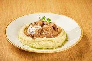 FALCUTE DE PORC CU CARTOFI PIURE DE CARTOFI SI TRUFE