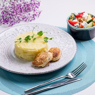 Пюре з курячою котлетою та салатом Грецький (380г)