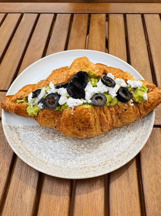 Bajgiel z guacamole, serem feta i oliwkami (200g)
