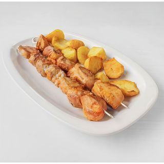 Pincho moruno con patatas