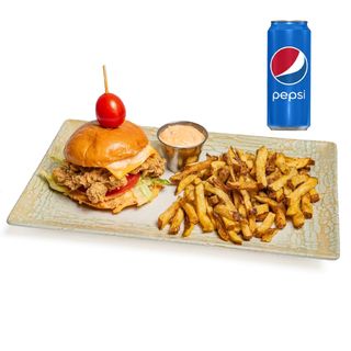 Burger de pui cu cartofi prajiti si sos calypso