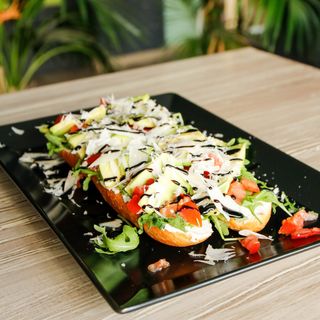 Baghetă cu avocado și rucola