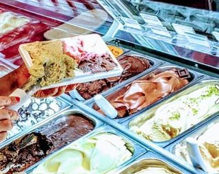Vaschetta di gelato da 1 kg con cialdine e conini