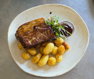 Coaste de porc marinate cu cartofi la cuptor