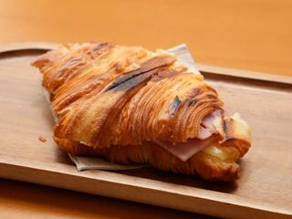 Croissant Relleno De Jamón Y Queso
