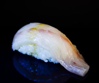 Nigiri de dorada  (2 uds.)