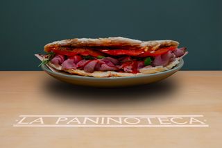 27 Roast beef, scamorza, rucola, pomodoro, salsa piccante e salsa rosa