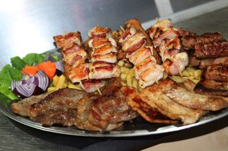 Miješano meso sa prilogom 