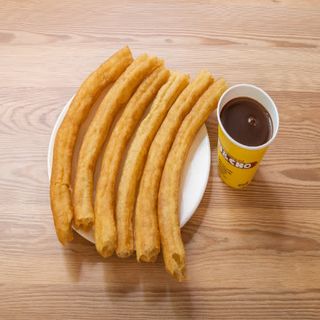 Churros y café o chocolate para 1