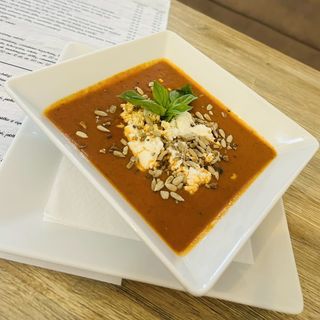 Krem z pomidorów z mozzarellą