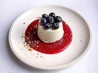 Фісташковий семіфредо з малиновим кулі та горіховим праліне