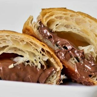 Croissant de mantequilla relleno de nutella