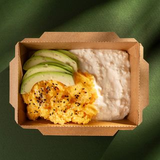 სქრამბლი ბერძნული იოგურტითა და ხაჭოს სოუსით